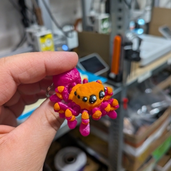 Pająk plus purpurowy - LIMITOWANY - brelok do kluczy skakun